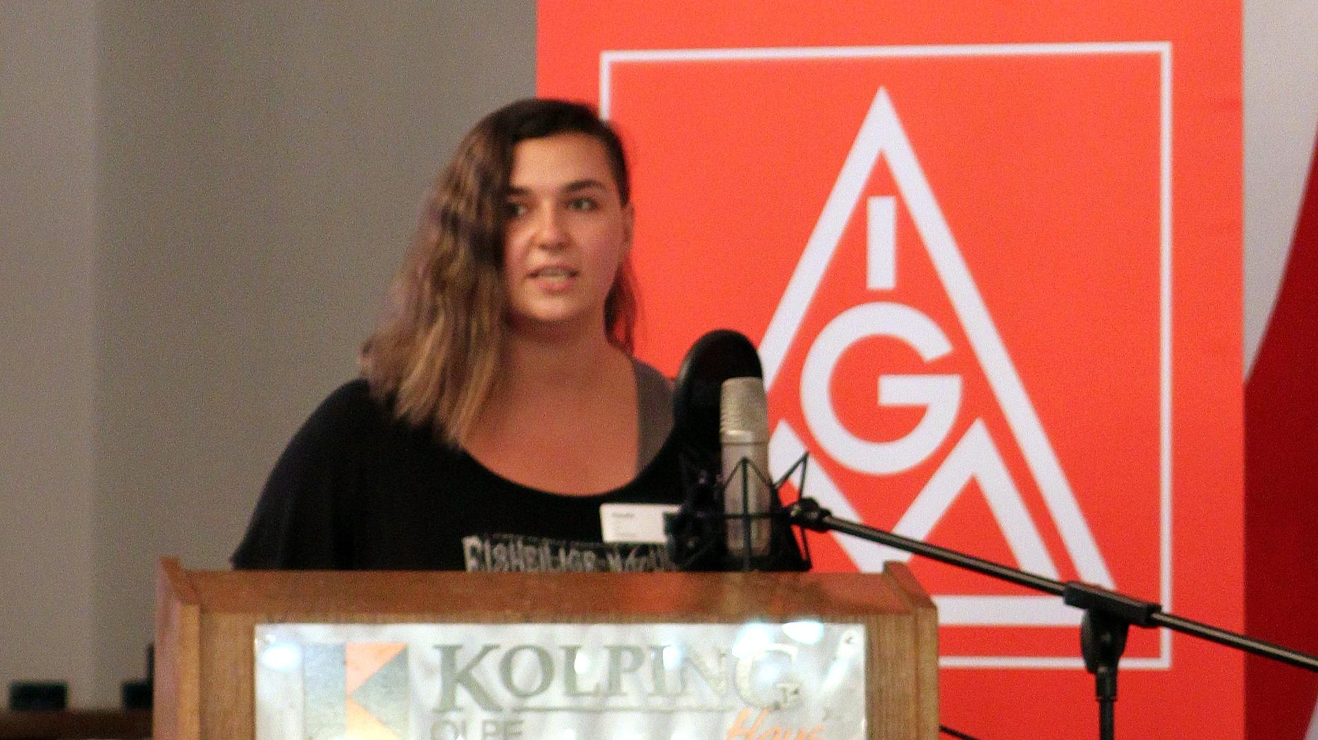 Klaudia Tichy spricht auf Delegiertenversammlung