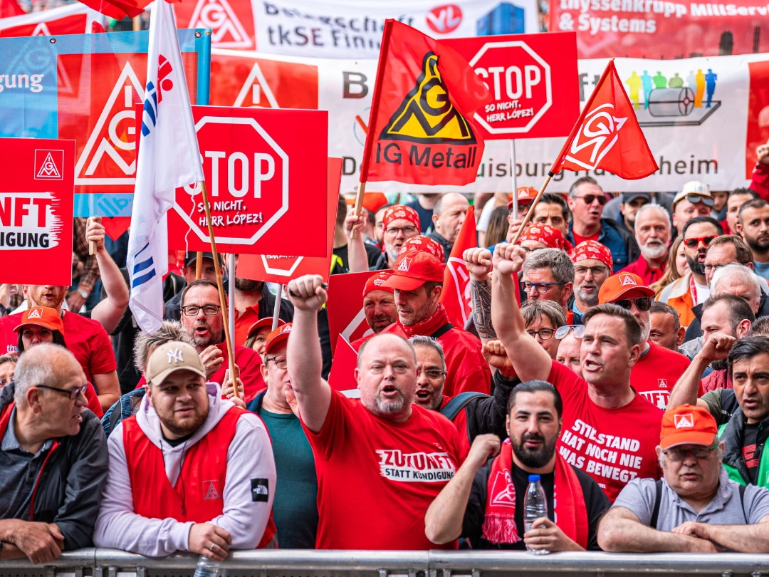 Beschäftigte von Thyssenkrupp demonstrieren in Essen am 23. Mai 2024 gegen das Vorgehen der Geschäftsführung beim geplanten Teilverkauf des Unternehmens.
