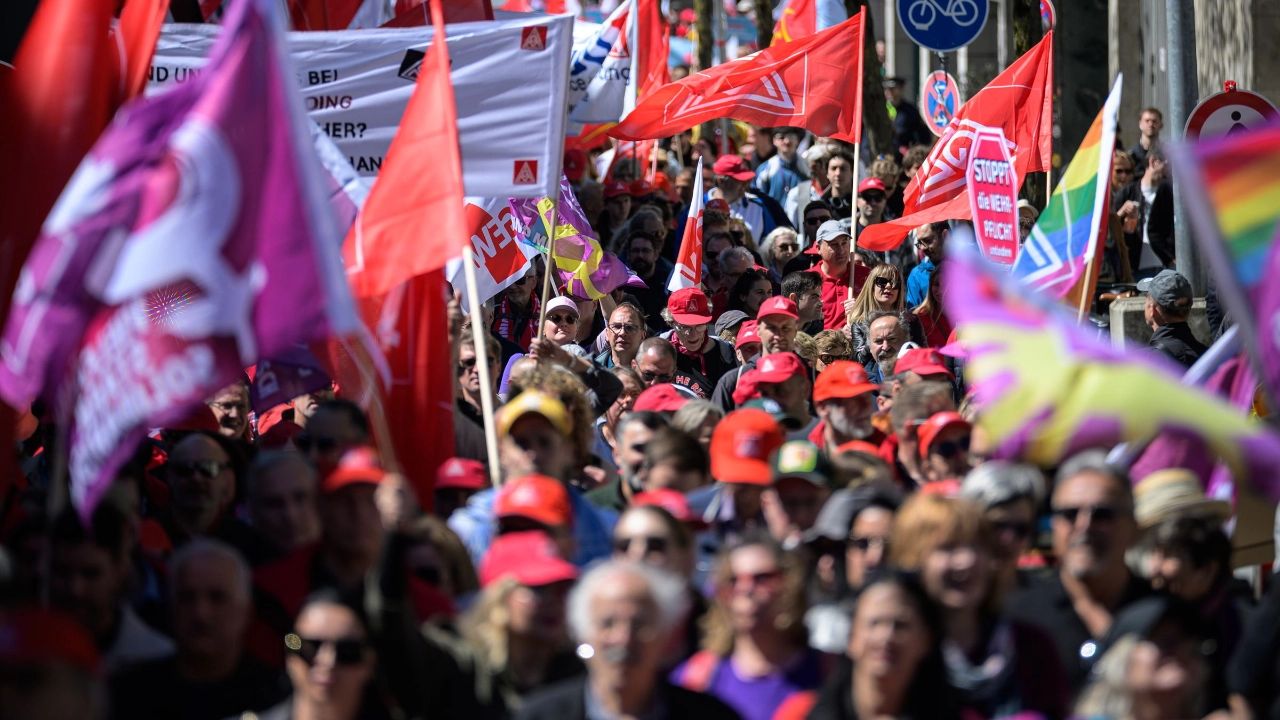„Erst unsere Jobs, dann eure Profite“ – unter diesem Motto rufen Gewerkschaften 2026 wie hier in München zum 1. Mai auf.