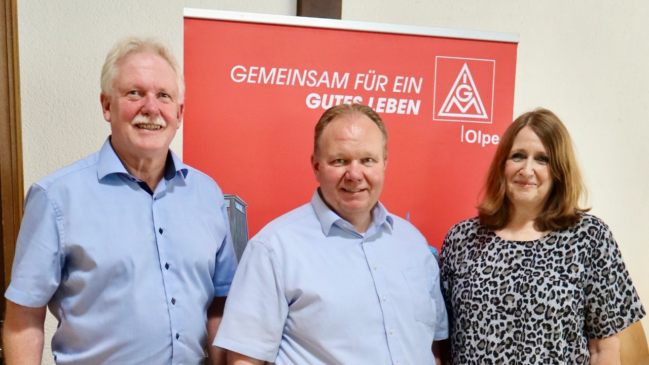 v.l. Thomas Schröder, André Arenz und Annette Benfer vor einem Aufsteller der IG Metall Olpe