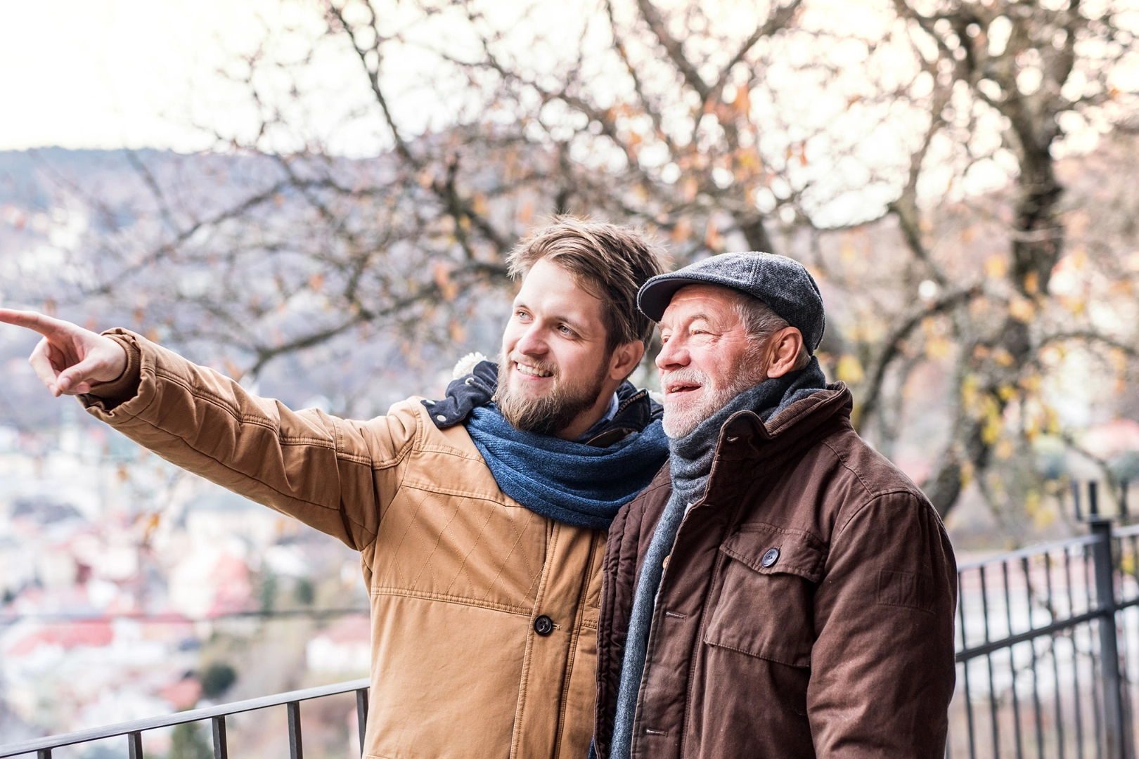 Senior Vater und sein erwachsener Sohn bei einem Spaziergang