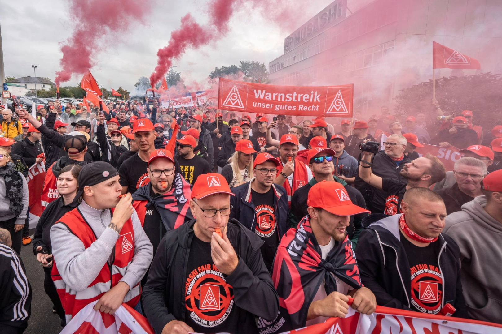 Beschäftigte im Warnstreik bei Musashi