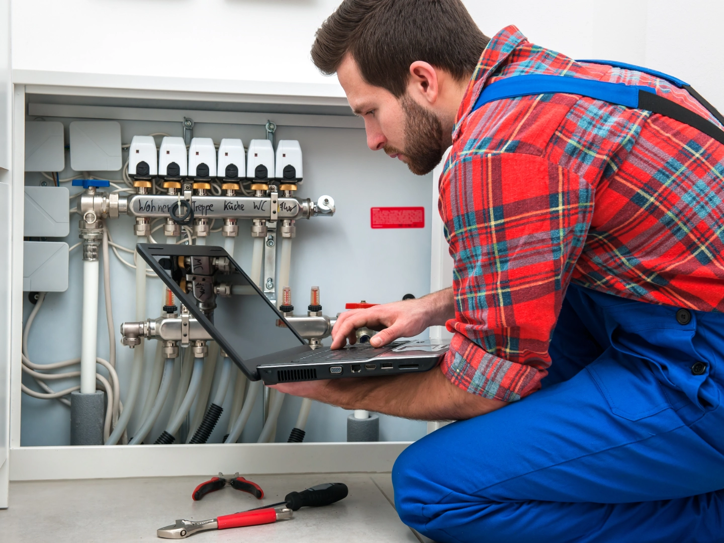 Techniker wartet eine Heizungsanlage