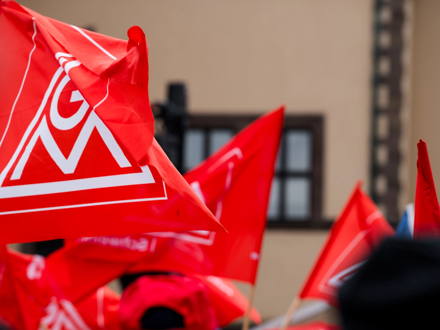 Beschäftigte von ZF, SKF, Bosch, Schaeffler und anderer Betriebe demonstrieren in Schweinfurt für den Erhalt ihrer Standorte.