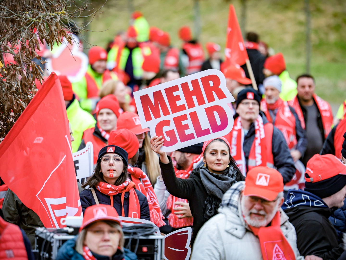 Beschäftigte machen Druck für ihre Forderungen vor der dritten Tarifverhandlung der Textil- und Bekleidungsindustrie West in Ostbevern