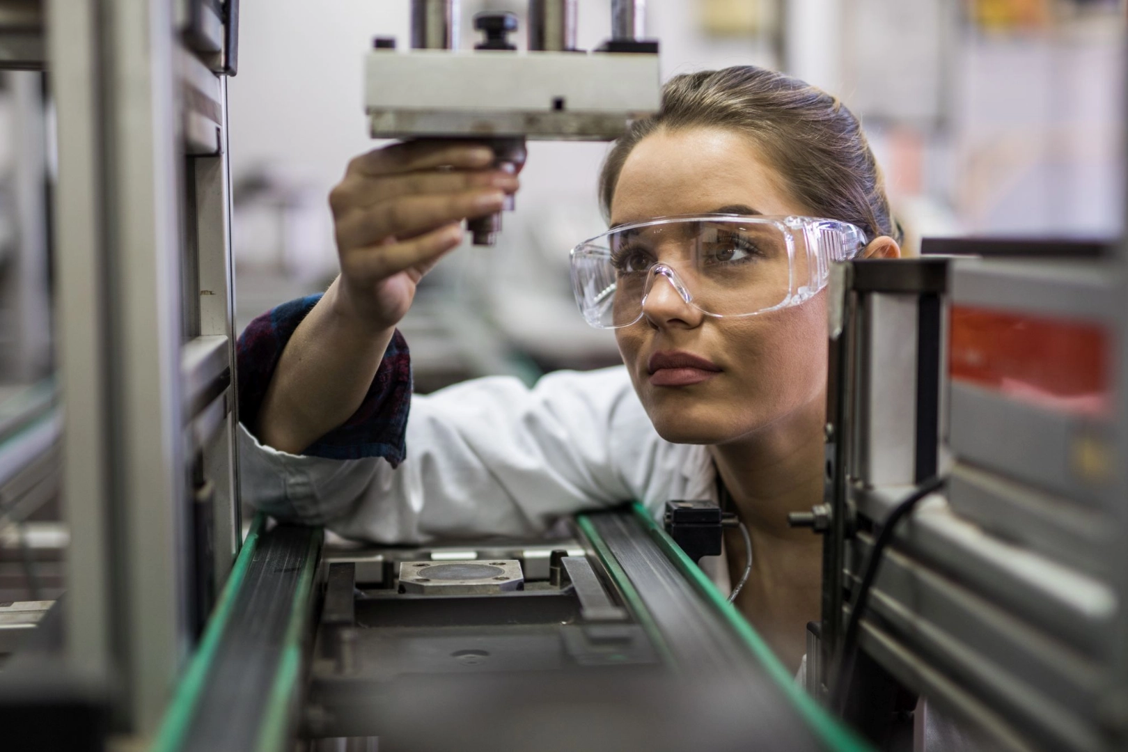 MINT-Berufe, etwa Industriemechanikerin oder Industriemechaniker, sind bei den Betrieben sehr gefragt.