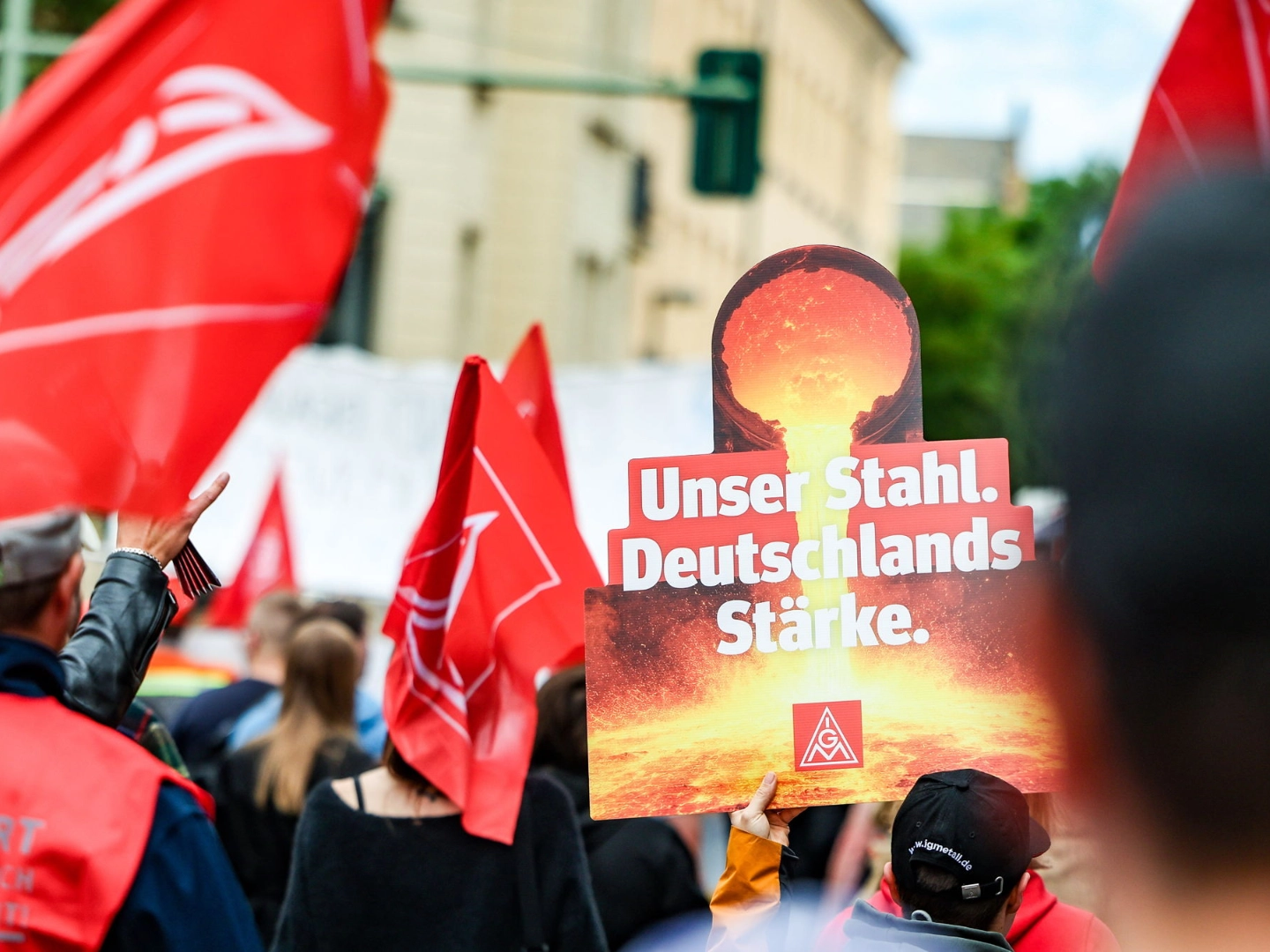 Unter dem Motto „Stahl hat Zukunft – bei uns!“ demonstrieren in Berlin rund 1700 Beschäftigte aus über 40 Stahlbetrieben für eine starke und zukunftsfähige Stahlindustrie. Nach einem Demonstrationszug vom Brandenburger Tor versammeln sich die Teilnehmenden zu einer Kundgebung vor dem Bundesministerium für Wirtschaft und Energie.