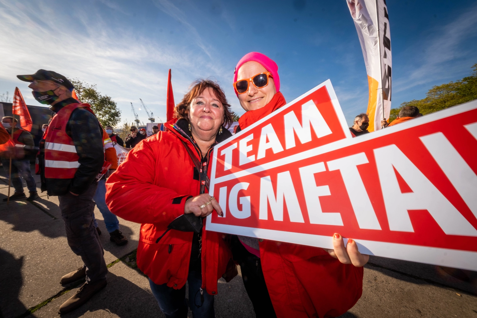 Zwei Metallerinnen mit Schild Team IG Metall in Hamburg beim Aktionstag Fairwandel.