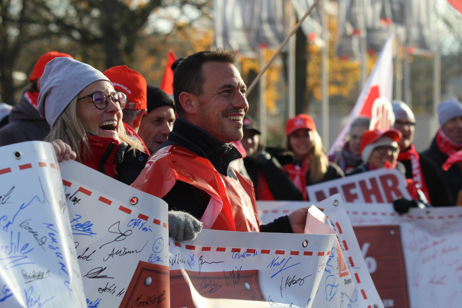 Beschäftigte demonstrieren in Bayern anlässlich der Tarifrunde Holz und Kunststoff 2025
