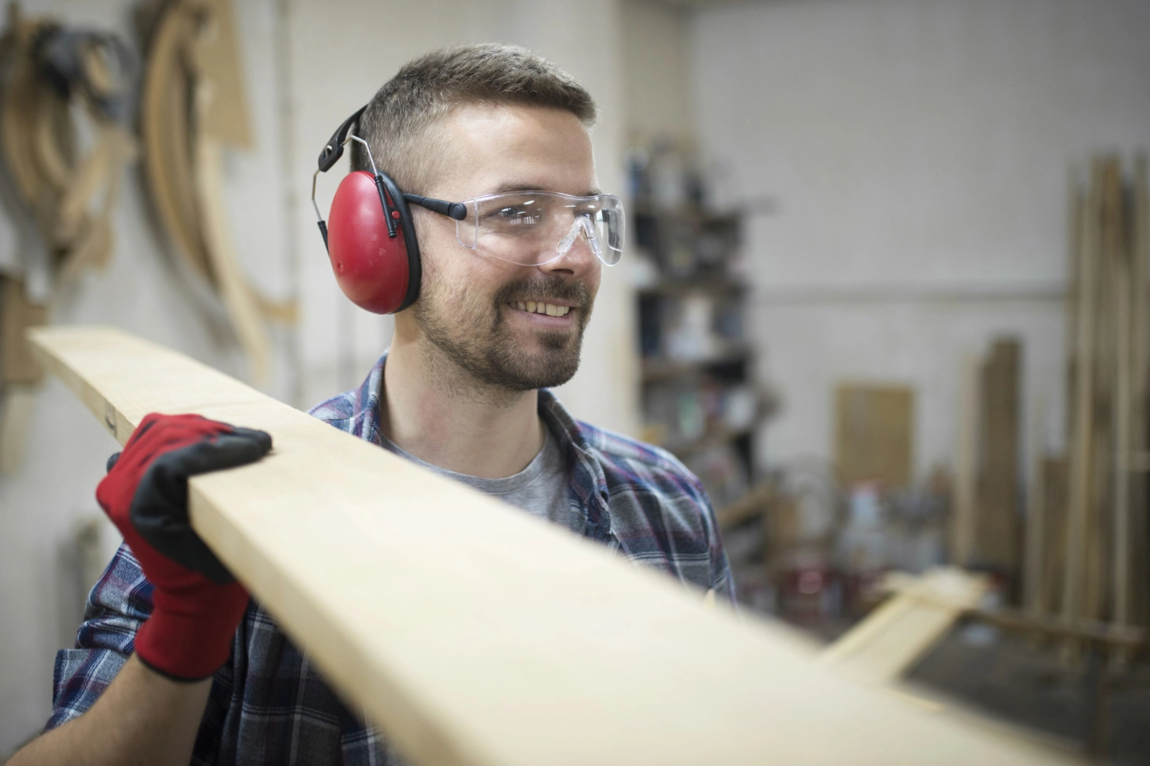 Schreiner in einer Werkstatt