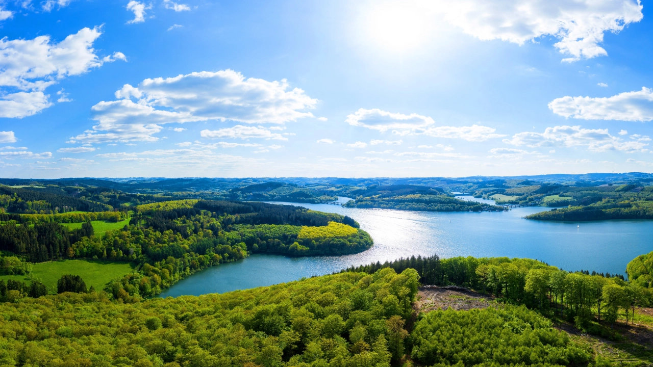 Der Biggesee in Olpe, ein Luftbild im Frühling