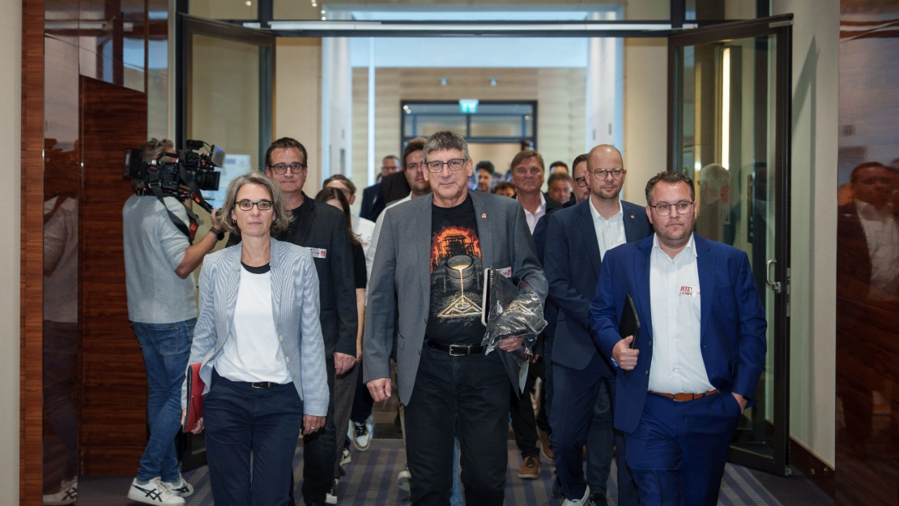 Foto Auftakt zur zweiten Verhandlung