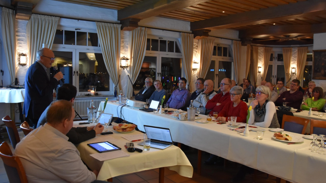 Wahlversammlung hört der Ausführung des Bürgermeisters in Himmelreich Restaurant in Attendorn zu.