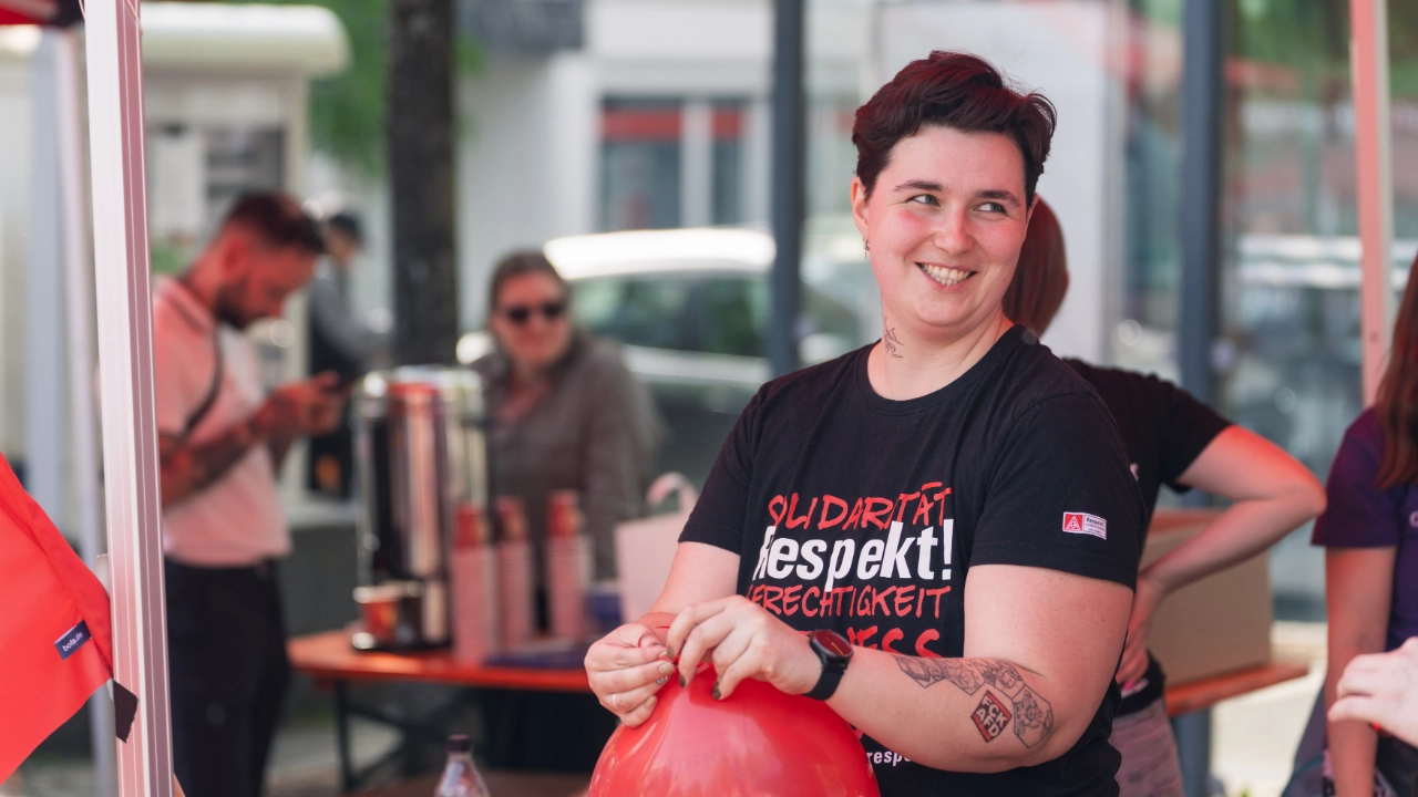 Gewerkschafterin knotet Luftballon