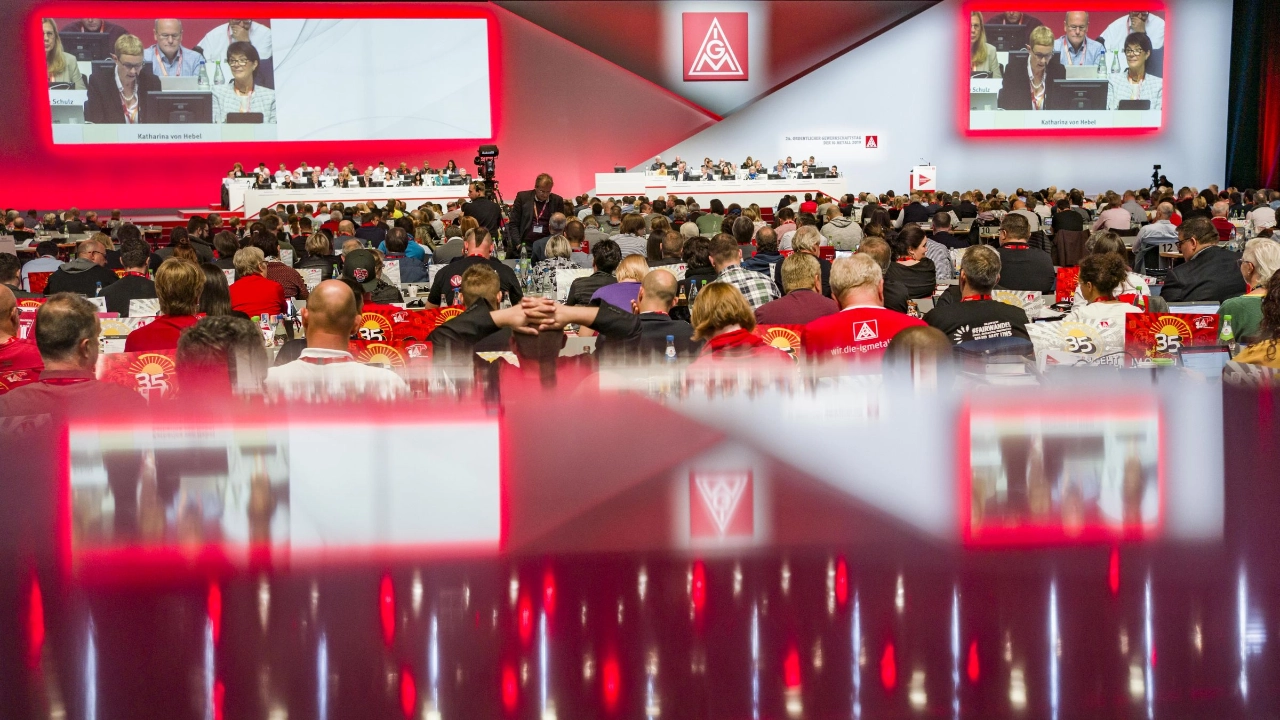 Delegierte auf dem Gewerkschaftstag 2019 der IG Metall bei der Diskussion von Anträgen