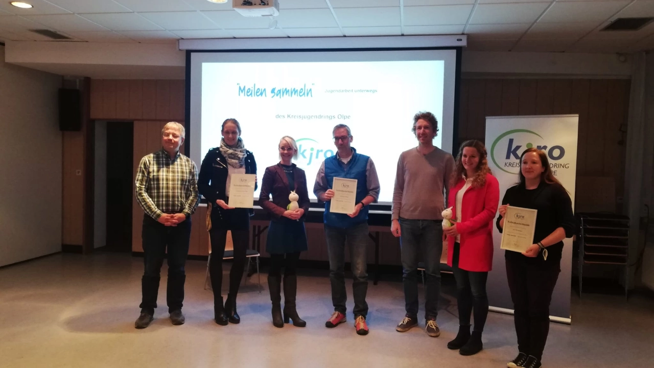 Der Kreisjugendring überreicht Spende an die Stiftung „Hand in Hand“ aus Königsbrunn, an den Verein "Lazos de amistad - Bänder der Freundschaft e.V." zur Förderung sozial benachteiligter Jugendlicher in Kolumbien und an „die Brücke – Südwestfalen“.