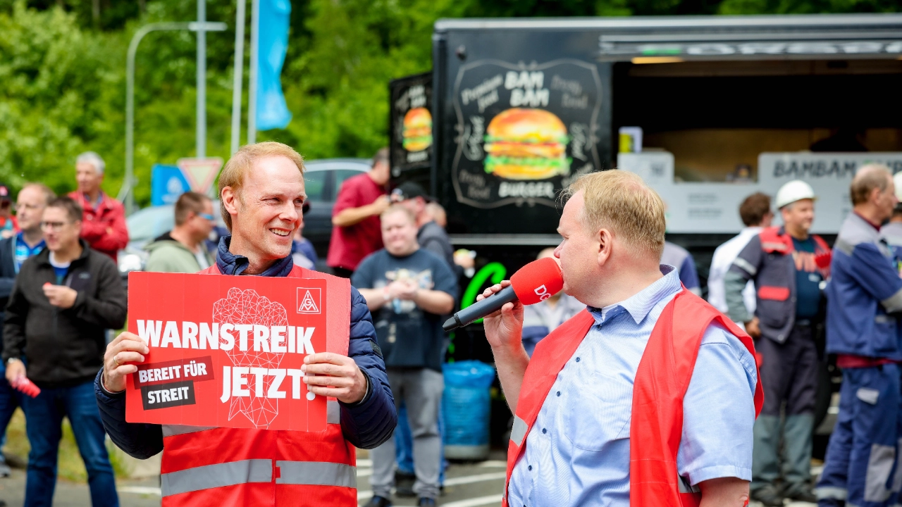 Bernd Sasse und André Arenz unterhalten sich auf dem Warnstreik in Finnentrop zum Auftakt der Stahl Tarifrunde