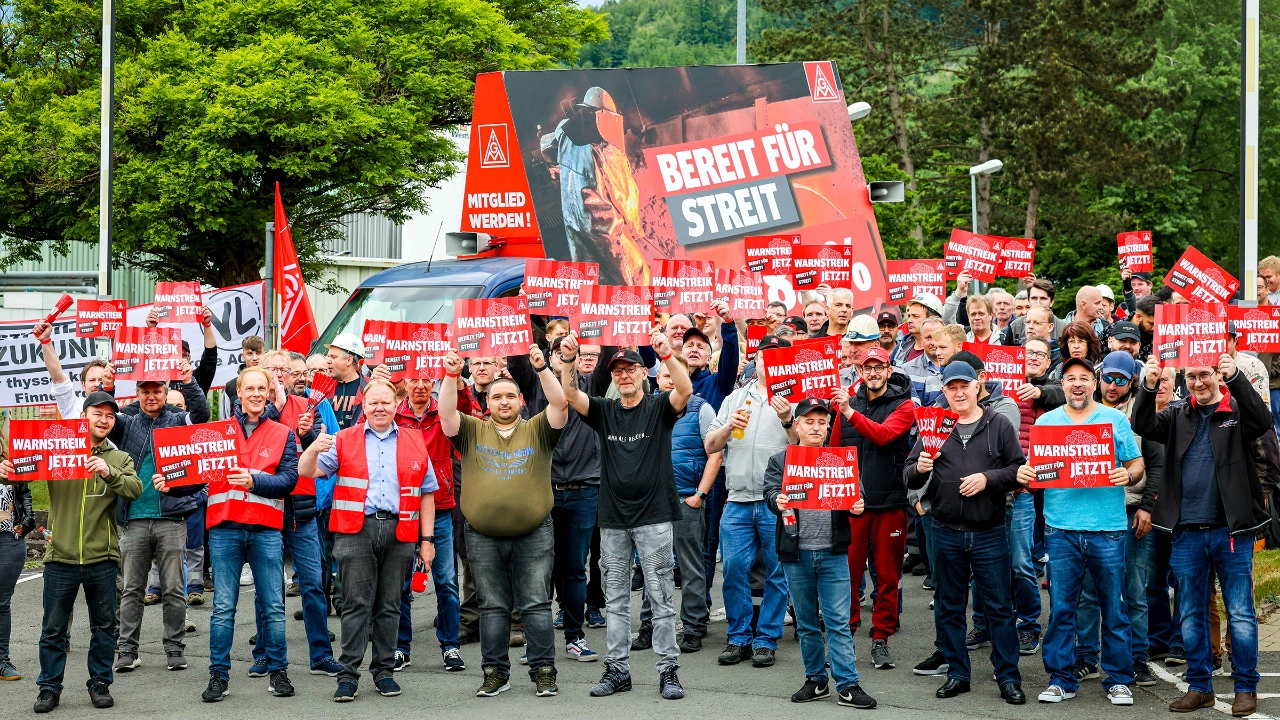 Tarifrunde Eisen und Stahl: Warnstreik Thyssenkrupp Steel Finnentrop
