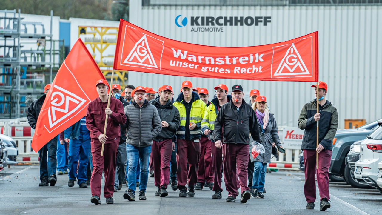 Die Mitarbeiter_innen der Kirchhoff Automotive in Attendorn folgen dem Aufruf der IG Metall Olpe und verlassen mit Fahnen und Warnstreikbannern ihre Schicht