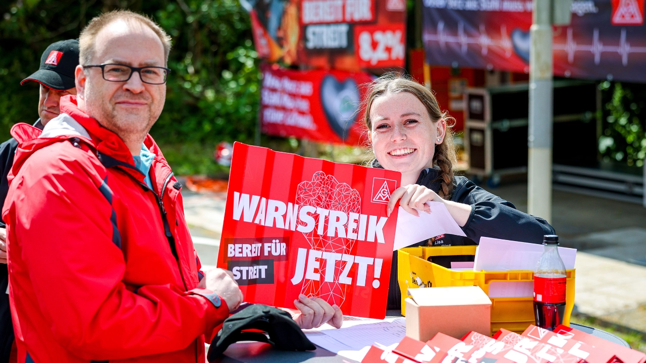 Tarifrunde Eisen und Stahl: Warnstreik Thyssenkrupp Steel Finnentrop
