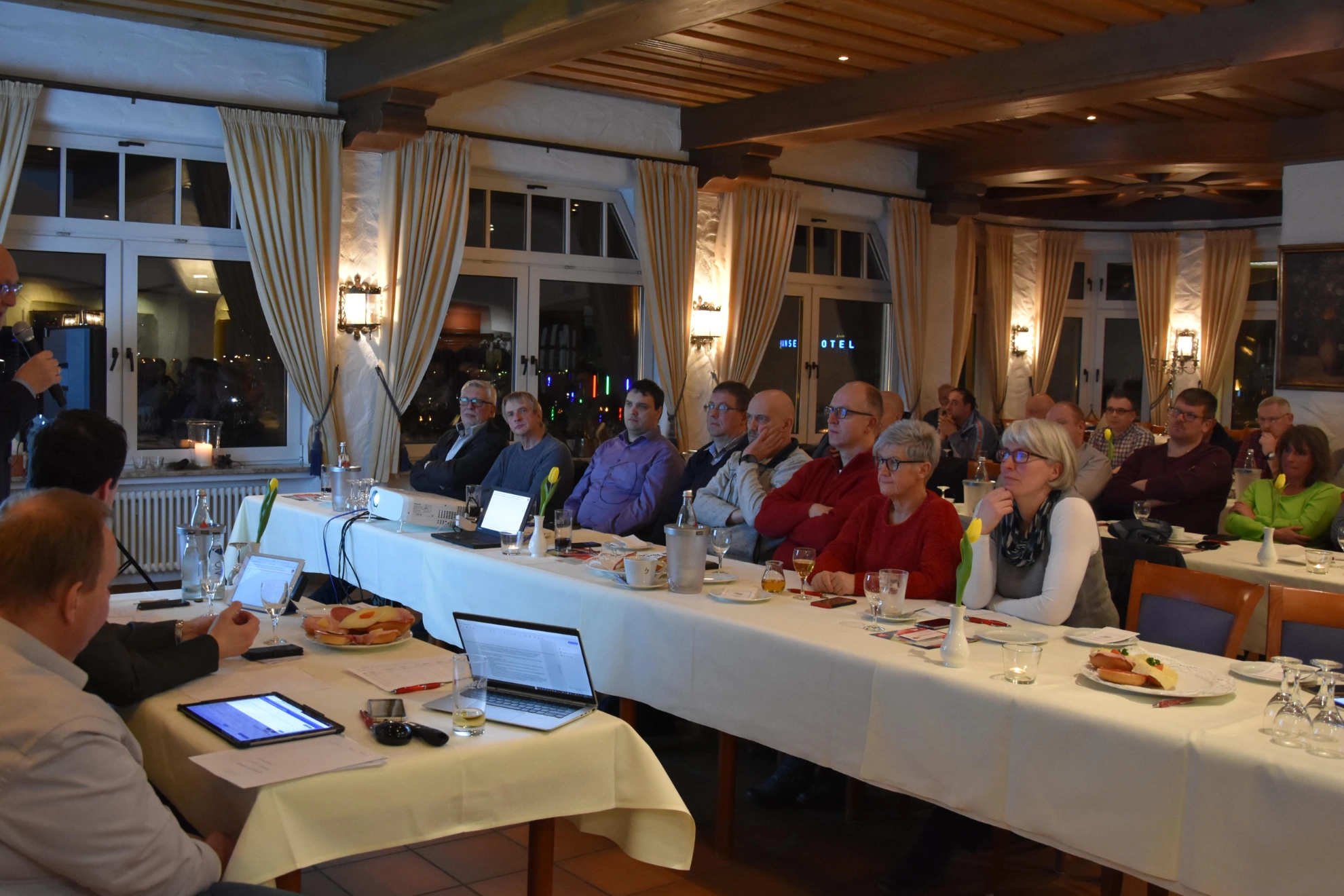Wahlversammlung hört der Ausführung des Bürgermeisters in Himmelreich Restaurant in Attendorn zu.