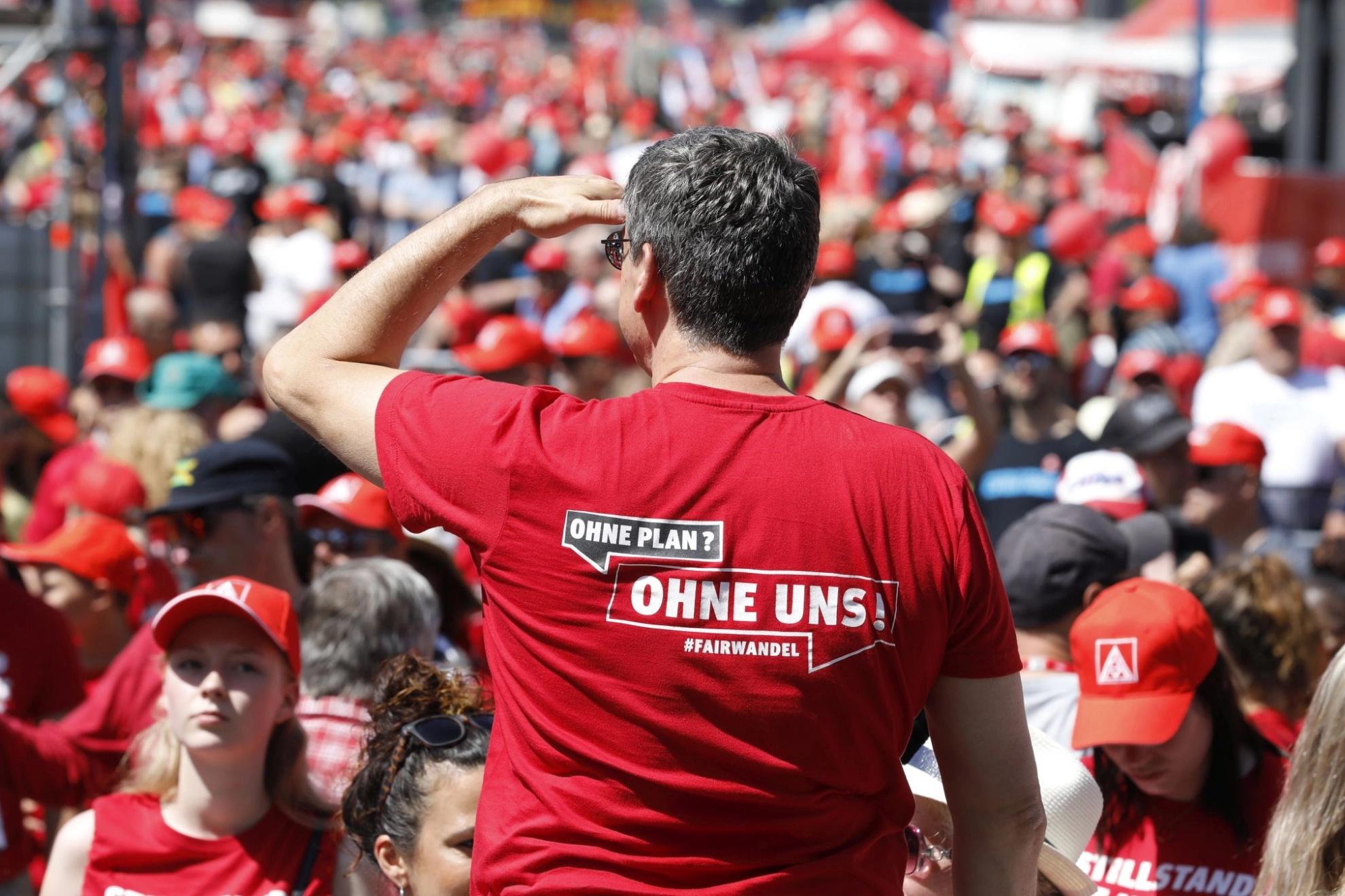 Metaller auf der FairWandel-Kundgebung trägt ein T-Shirt mit der Aufschrift: "Ohne Plan? Ohne uns!"