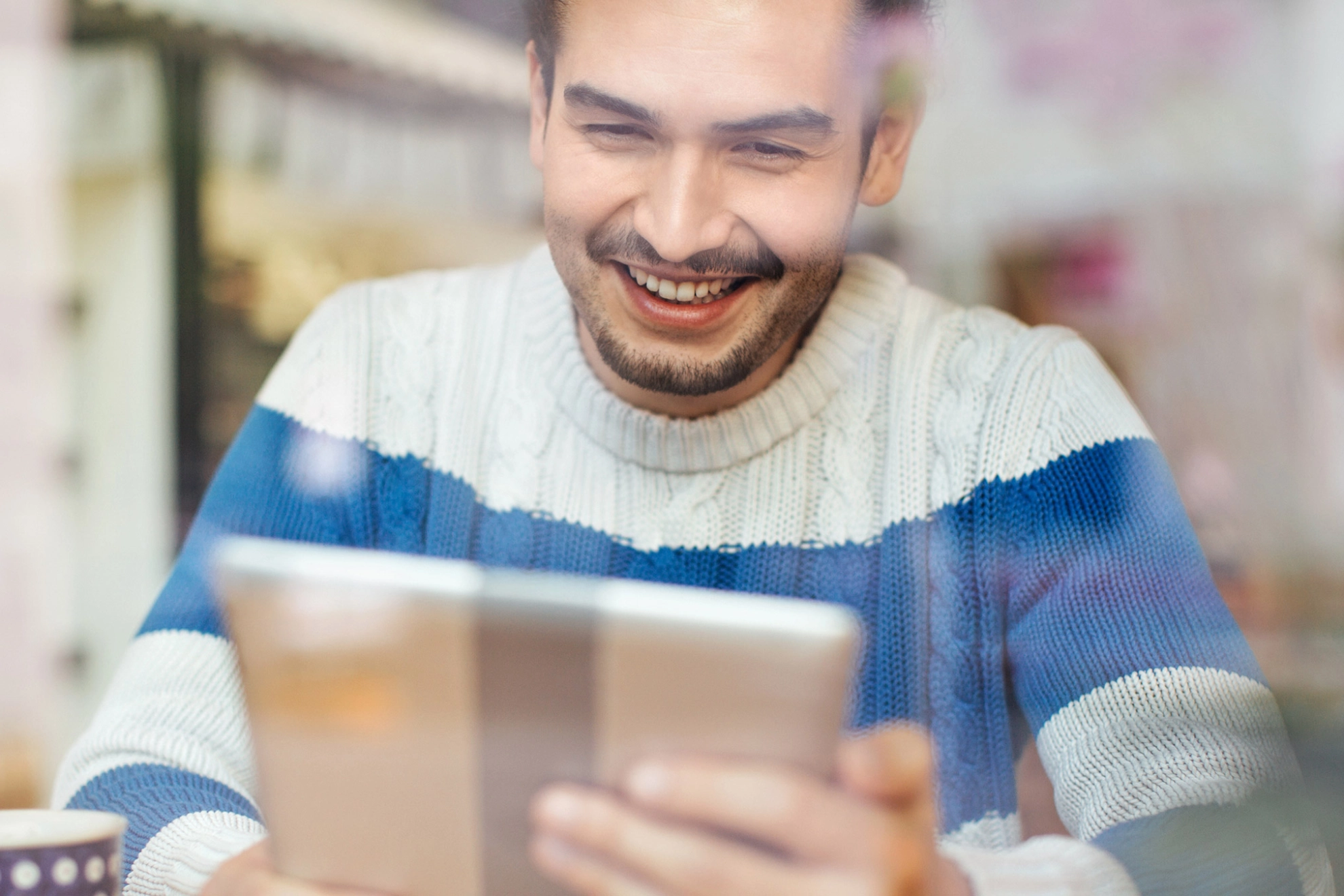 Gut gelaunter Mann mit Tablet