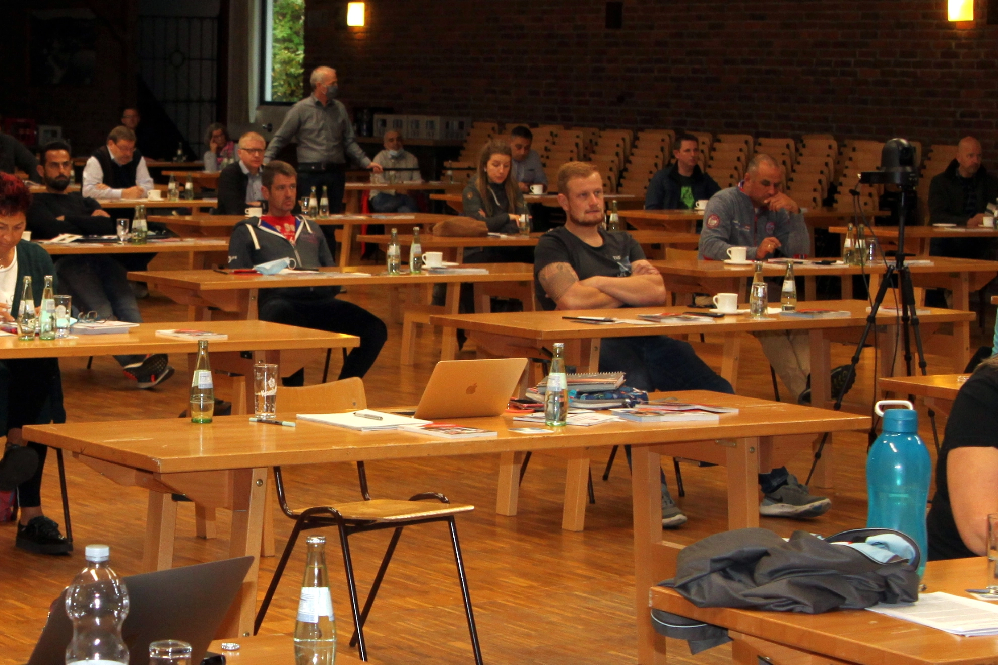 BR Konferenz findet in Schützenhalle statt. Teilnehmenden sitzen mit viel Abstand zueinander an Tischen im Saal