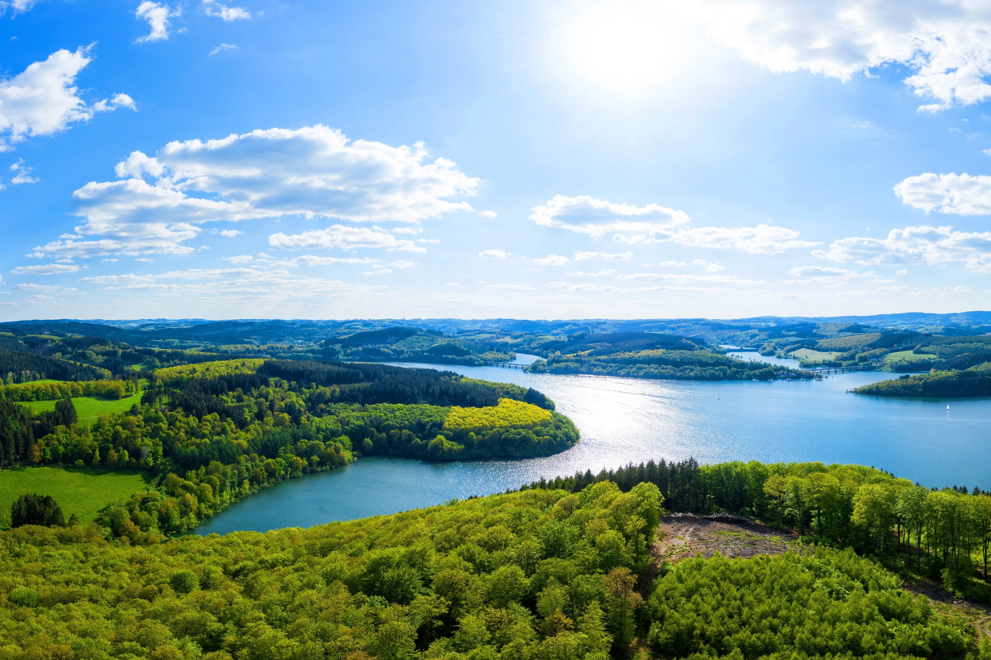 Der Biggesee in Olpe, ein Luftbild im Frühling