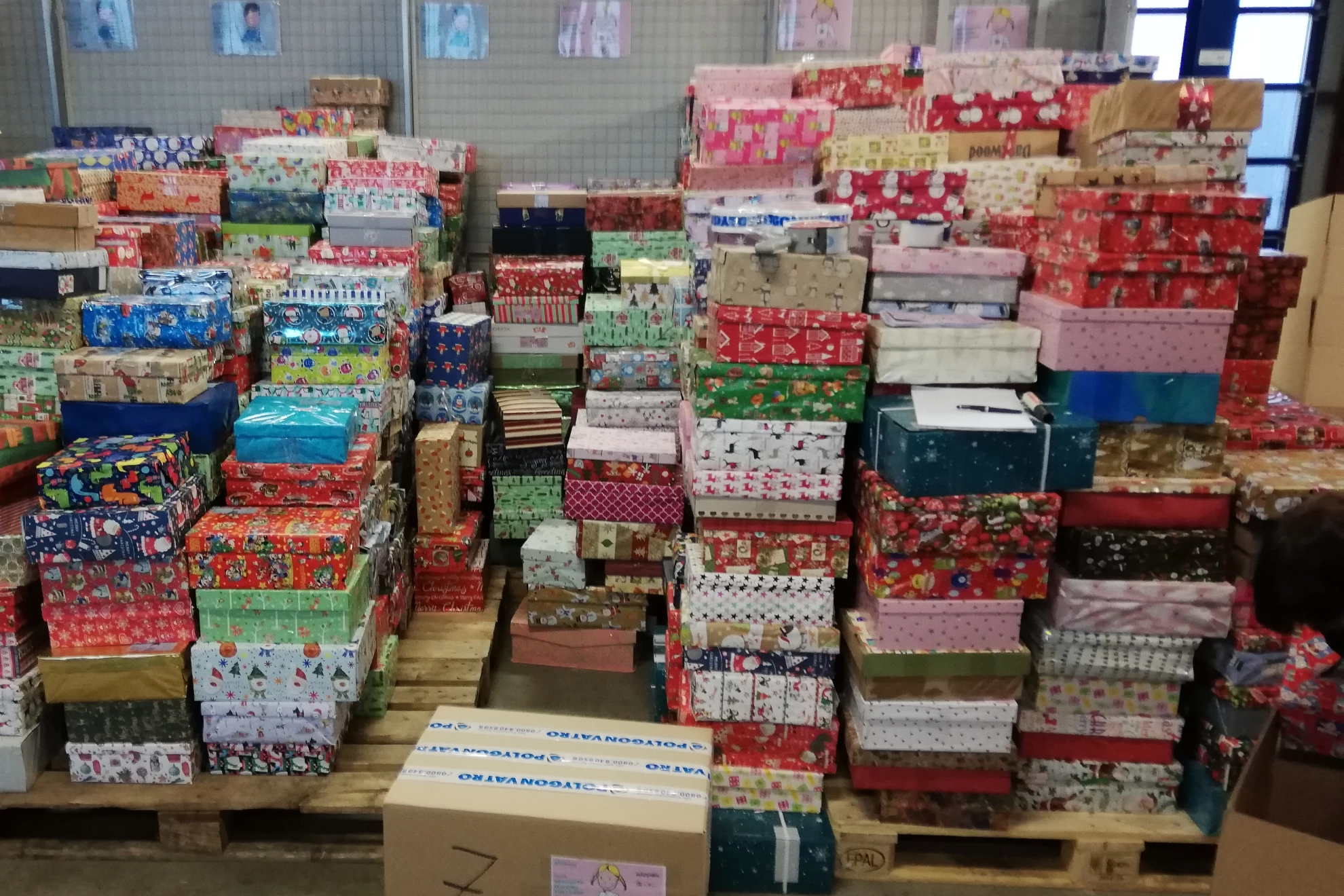 Paletten voller bunt verpackter Päckchen für die Aktion der Stiftung Kinderzukunft