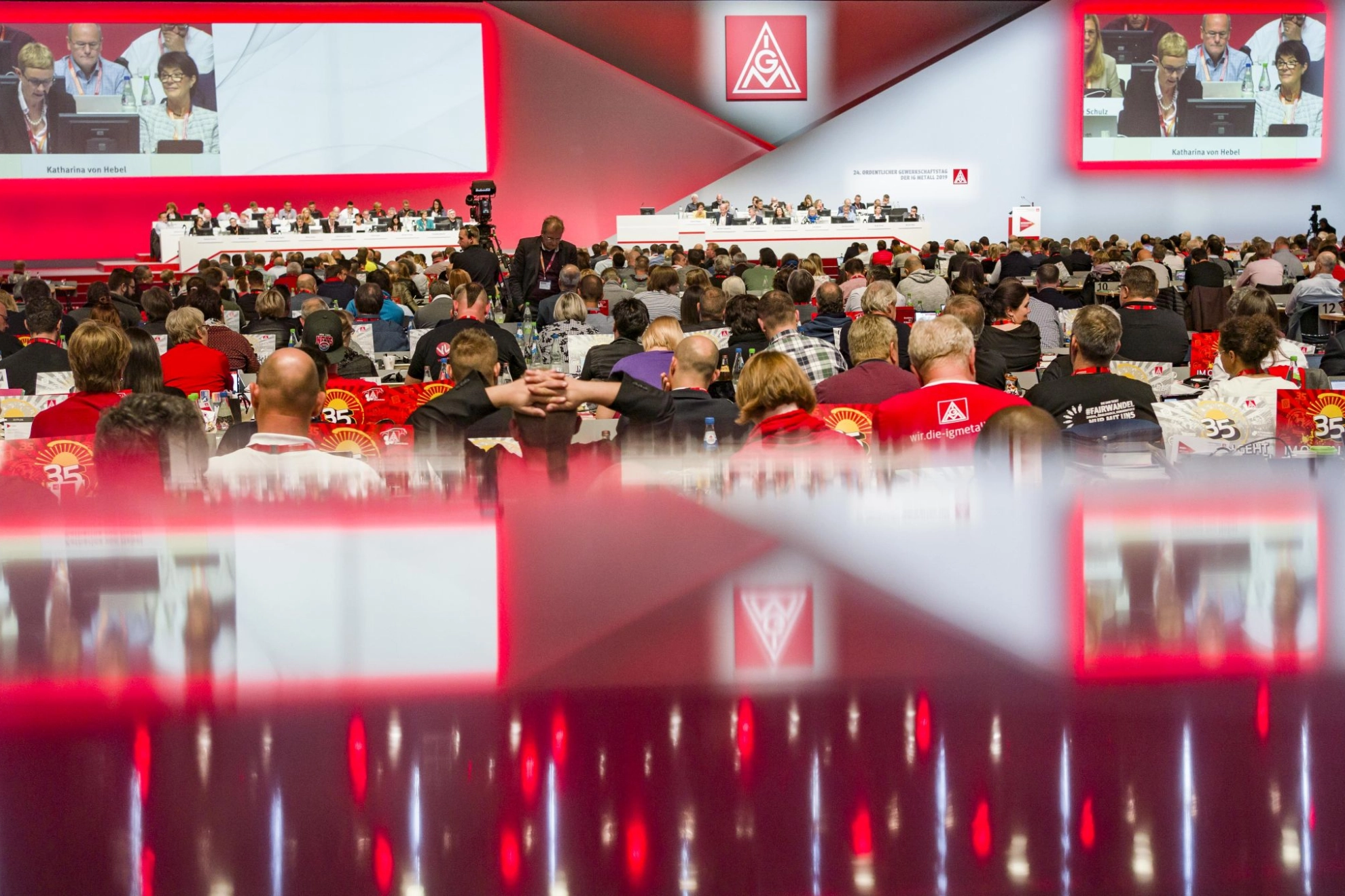 Delegierte auf dem Gewerkschaftstag 2019 der IG Metall bei der Diskussion von Anträgen