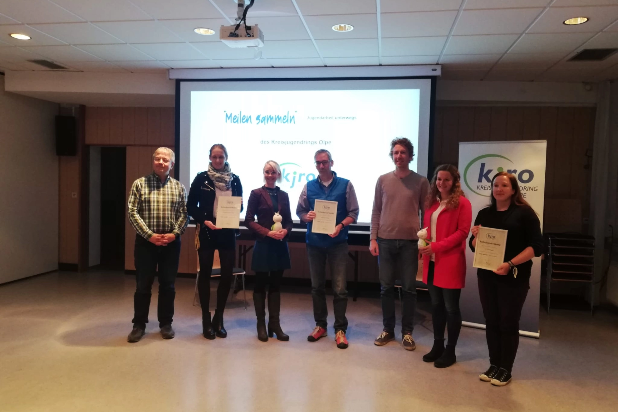 Der Kreisjugendring überreicht Spende an die Stiftung „Hand in Hand“ aus Königsbrunn, an den Verein "Lazos de amistad - Bänder der Freundschaft e.V." zur Förderung sozial benachteiligter Jugendlicher in Kolumbien und an „die Brücke – Südwestfalen“.