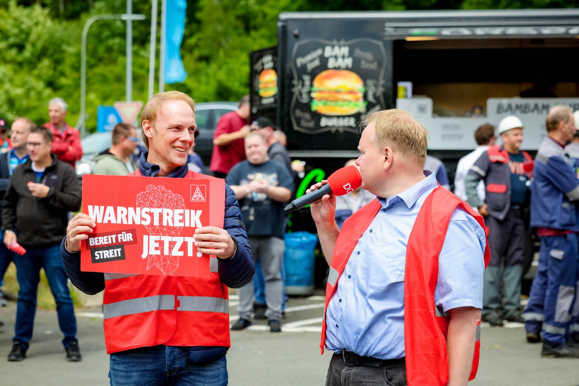 Bernd Sasse und André Arenz unterhalten sich auf dem Warnstreik in Finnentrop zum Auftakt der Stahl Tarifrunde