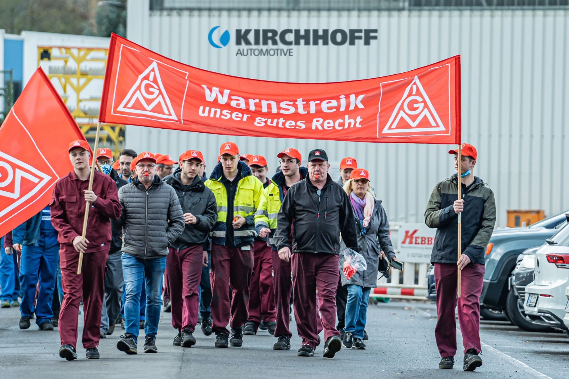 Die Mitarbeiter_innen der Kirchhoff Automotive in Attendorn folgen dem Aufruf der IG Metall Olpe und verlassen mit Fahnen und Warnstreikbannern ihre Schicht