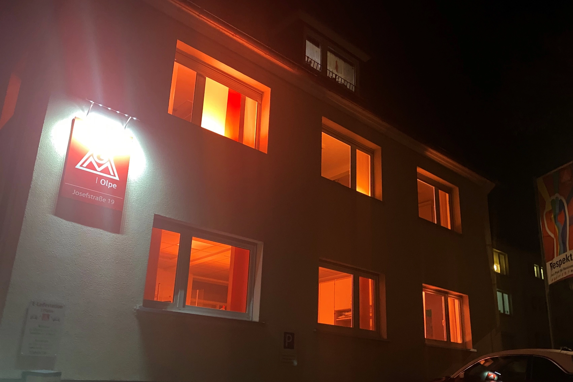 Geschäftsstelle IG Metall Olpe beleuchtet Gebäude Orange anlässlich des Tages zur Bekämpfung von Gewalt gegen Frauen