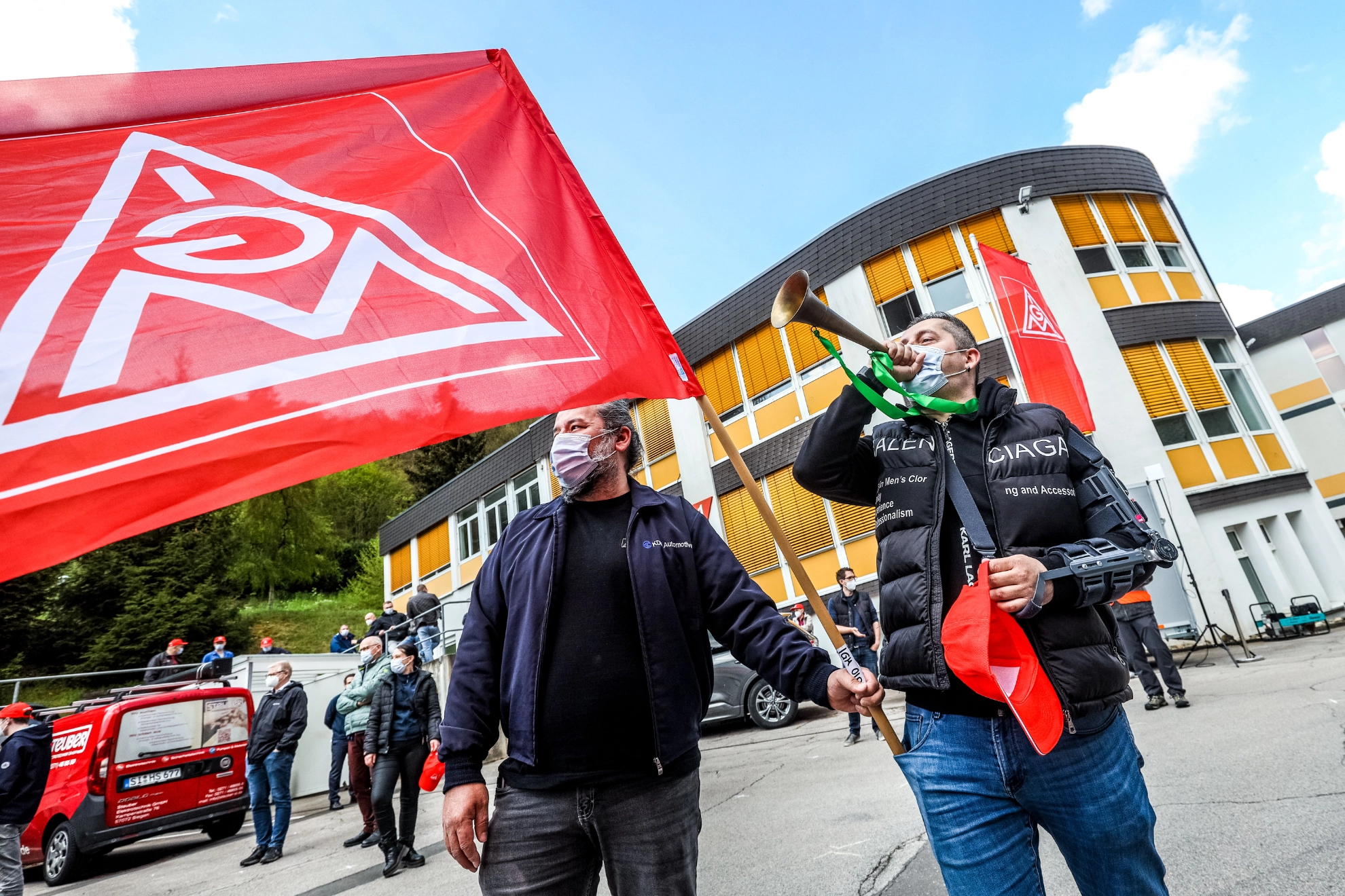 2 Kollegen beim Warnstreik KDK 
