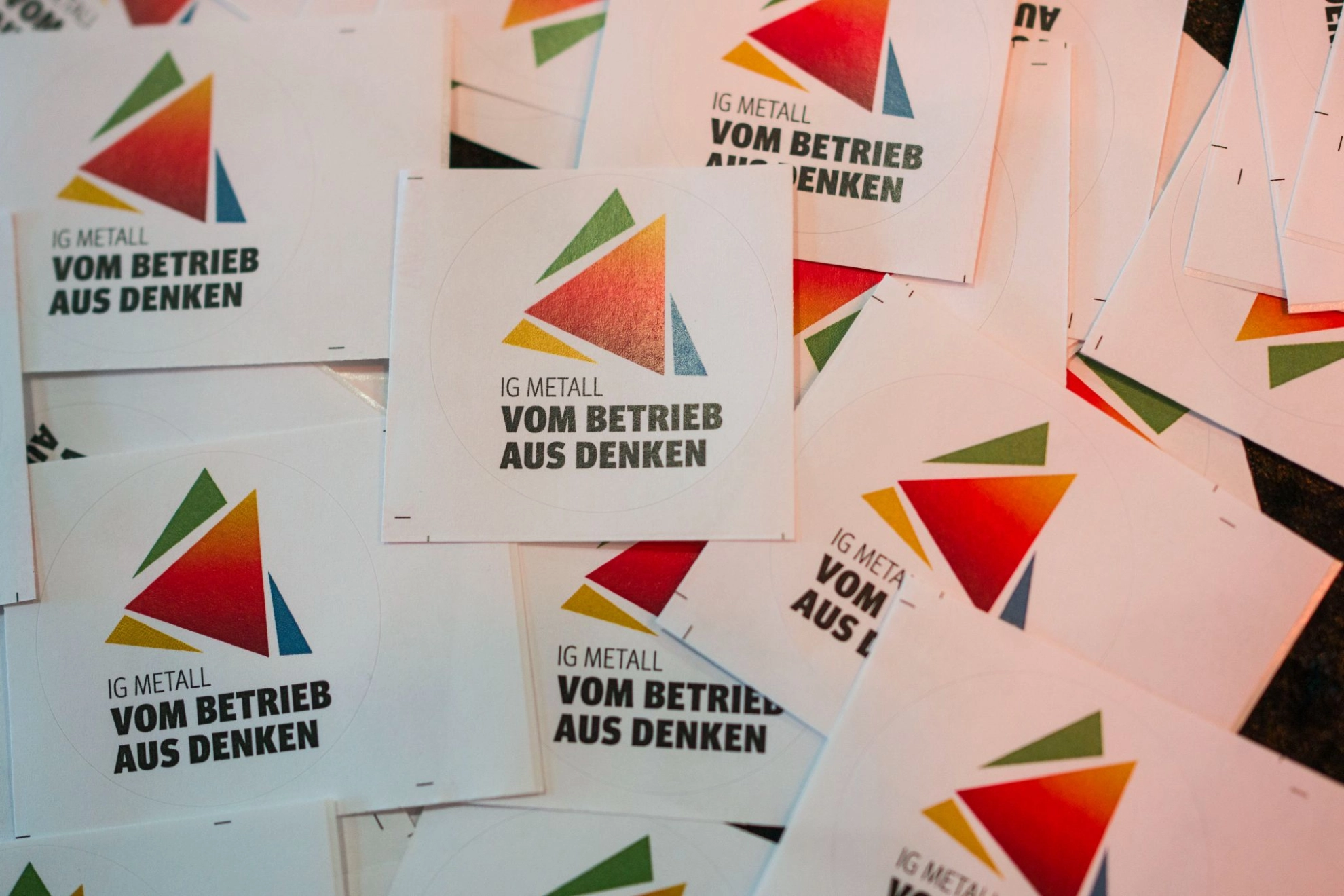 IG Metall vom Betrieb aus denken - Logo auf Aufklebern 