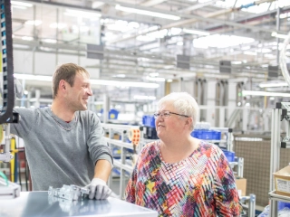 "Nötig sind konkrete Maßnahmen, um Belastungen spürbar zu senken", Gundi Fetze, Betriebsräting bei BSH in Giengen und Dirk-Peter Kasat.