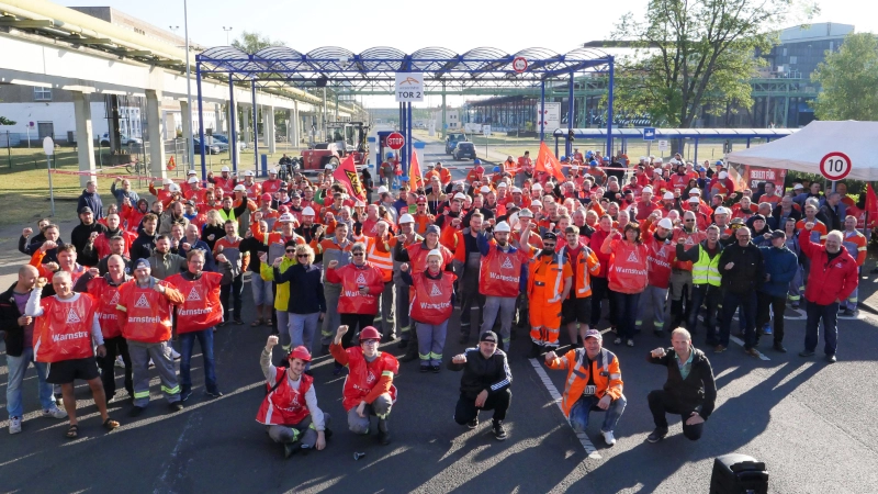 Tarifrunde Eisen und Stahl: Warnstreik bei Arcelor Mittal in Eisenhüttenstadt/Brandenburg