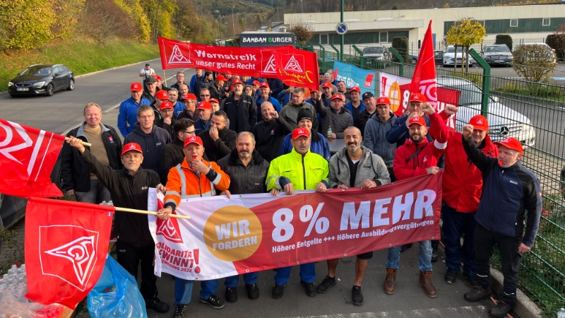 Gruppenfoto vom Warnstreik Beulco Krichhoff Olpe