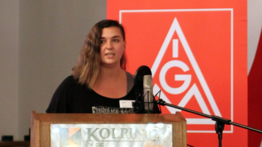 Klaudia Tichy spricht auf Delegiertenversammlung