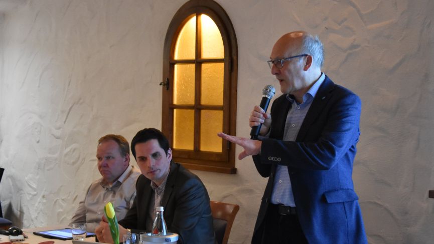 Bürgermeister spricht vor Wahlversammlung