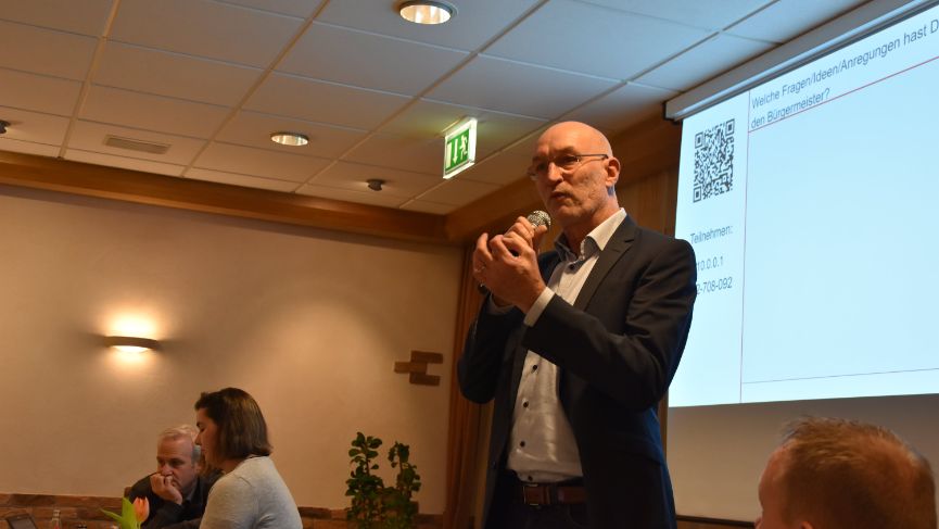 Bürgermeister Stefan Hundt spricht vor Wahlversammlung