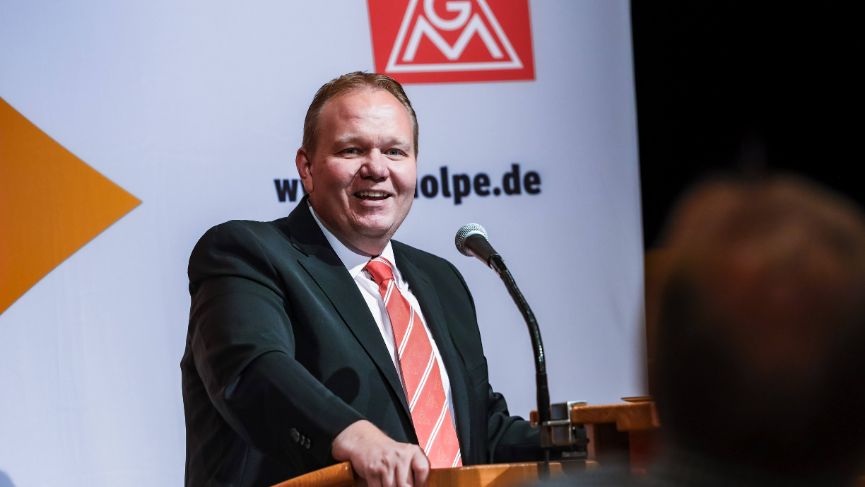 André Arenz steht am Rednerpult