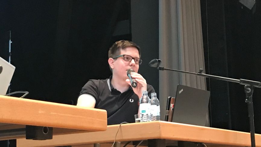 Matthias Kramer, Rechtssekretär des DGB Rechtsschutz Siegen spricht vor Konferenz in Olpe