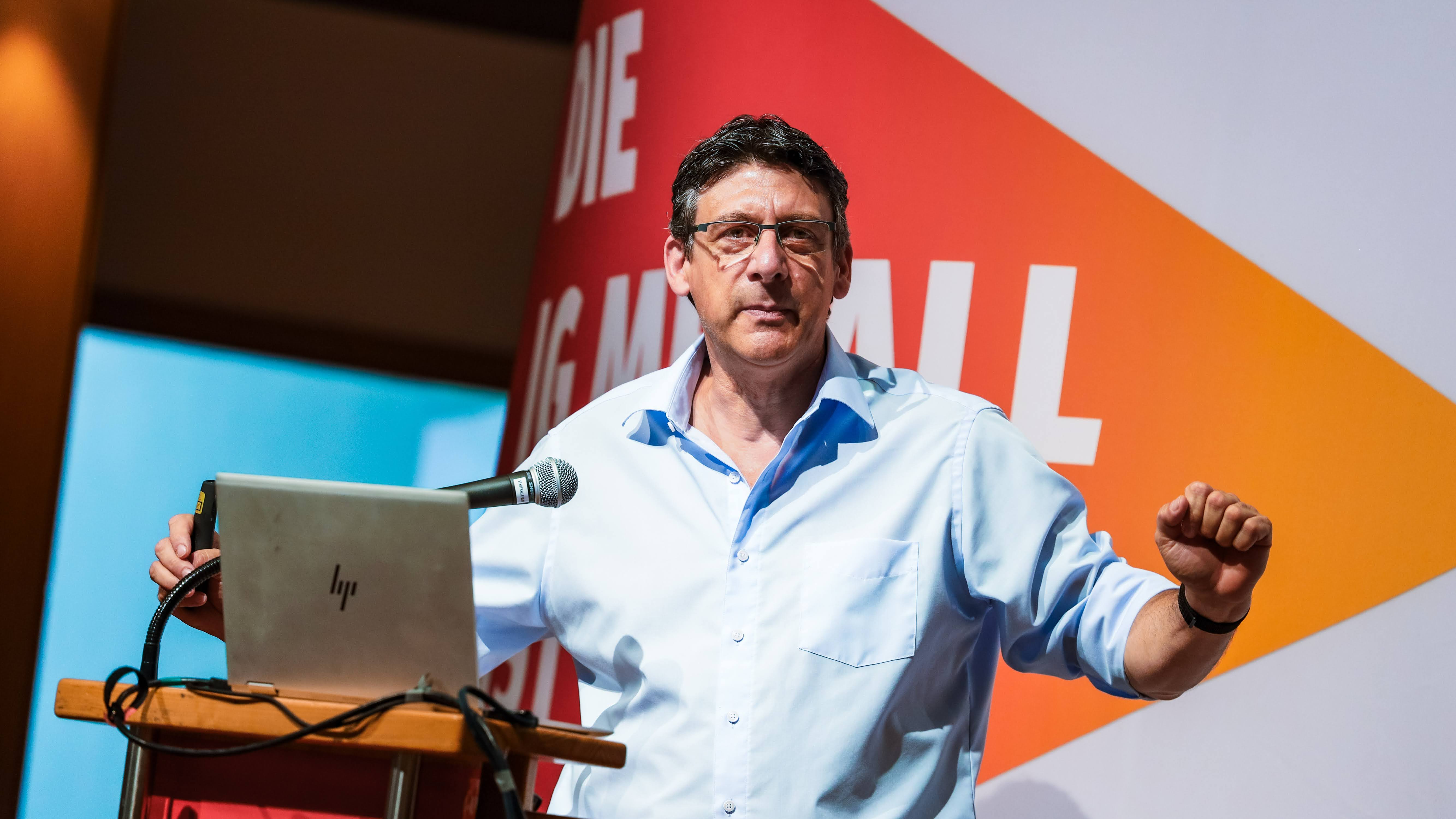 Knut Giesler steht am Rednerpult