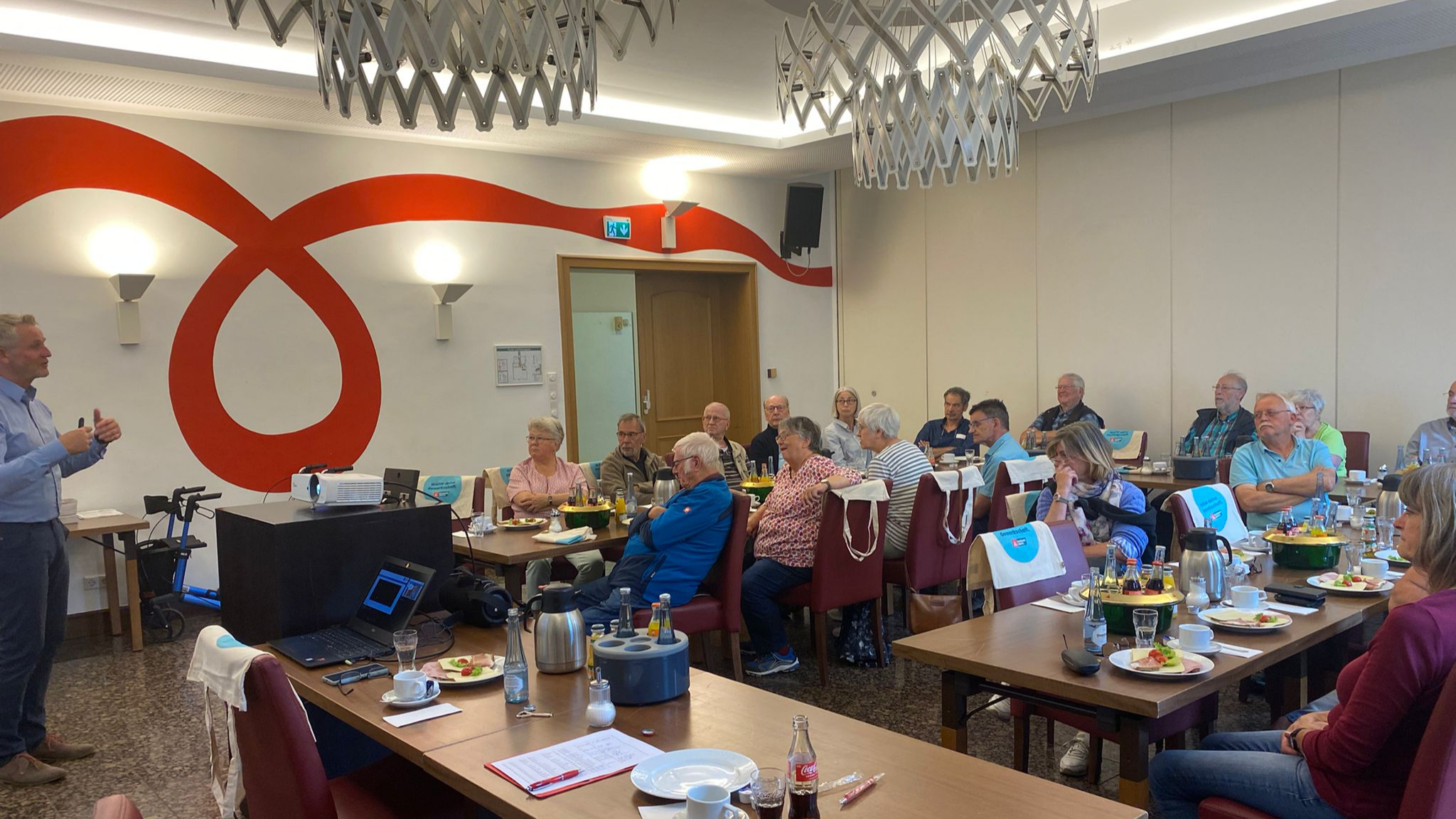 Die Teilnehmenden der Infoveranstaltung lauschen Michael Kopsan bei seinem Vortrag über Betrugsmaschen im digitalen Raum