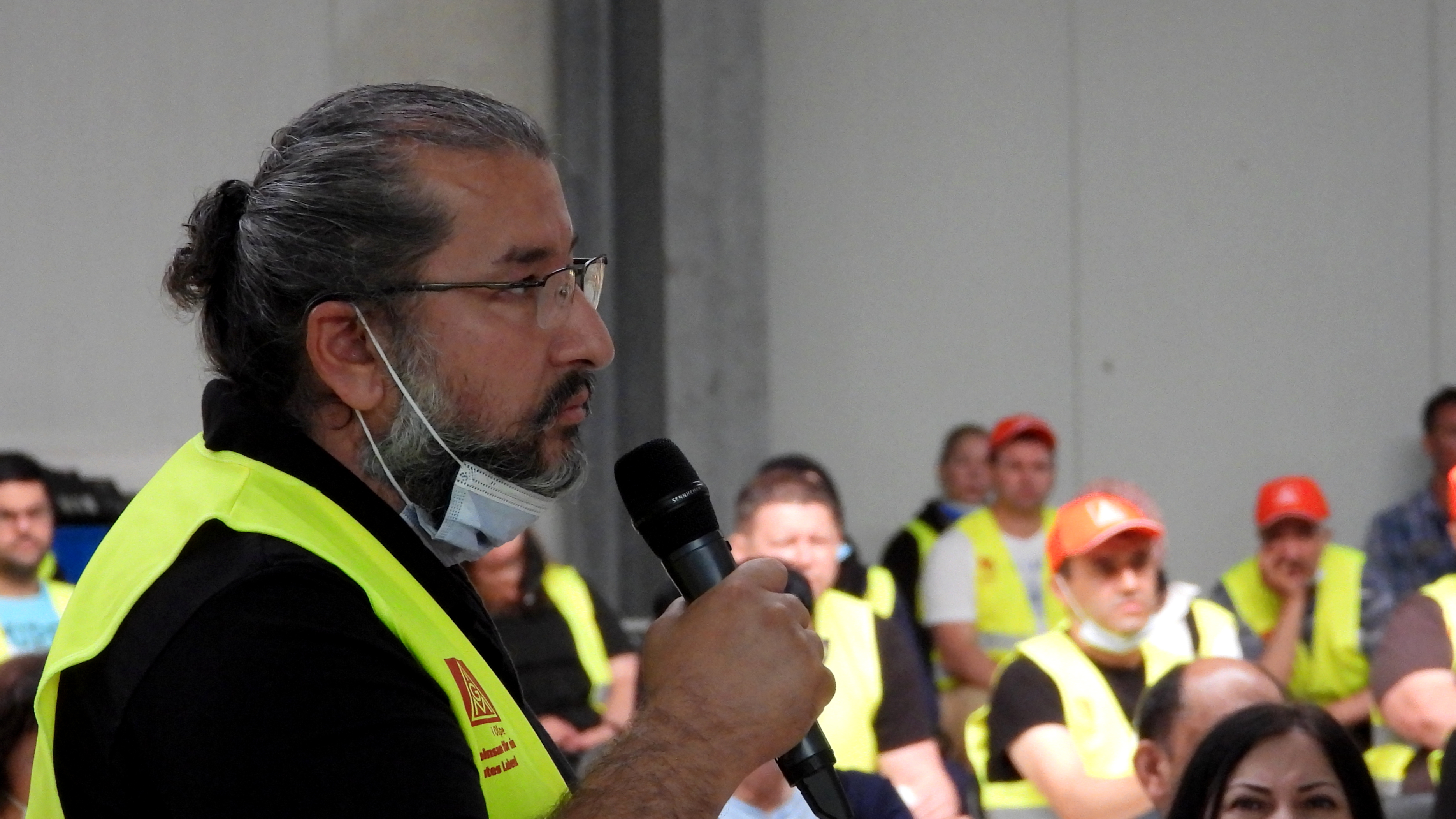 Ayhan Kalembasi spricht auf Betriebsversammlung bei KDK