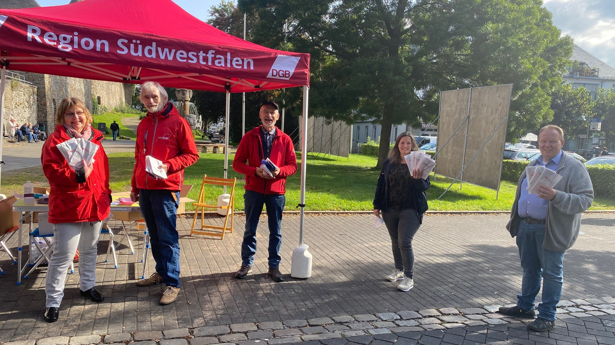 Team der Gewerkschaften steht am Marktstand zum Rentenaktionstag in Olpe