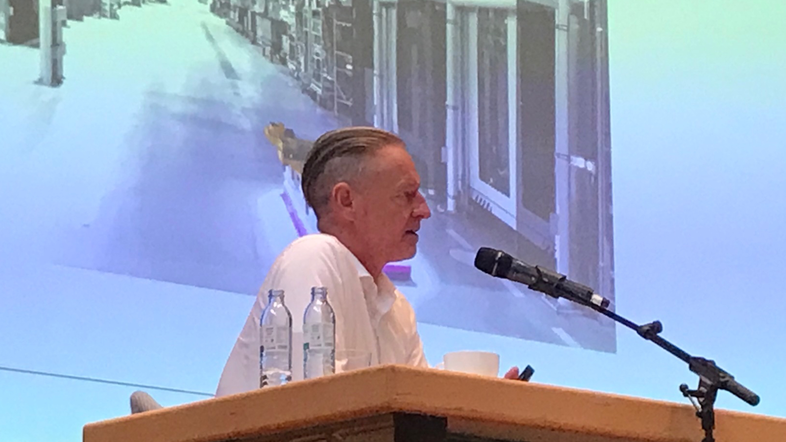 Professor Dr. Peter Vieregge spricht vor Konferenz in Olpe